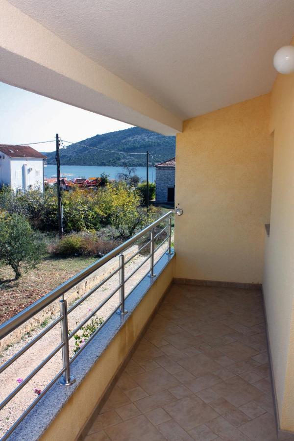 Apartments By The Sea Vinisce, Trogir - 5229 Dış mekan fotoğraf
