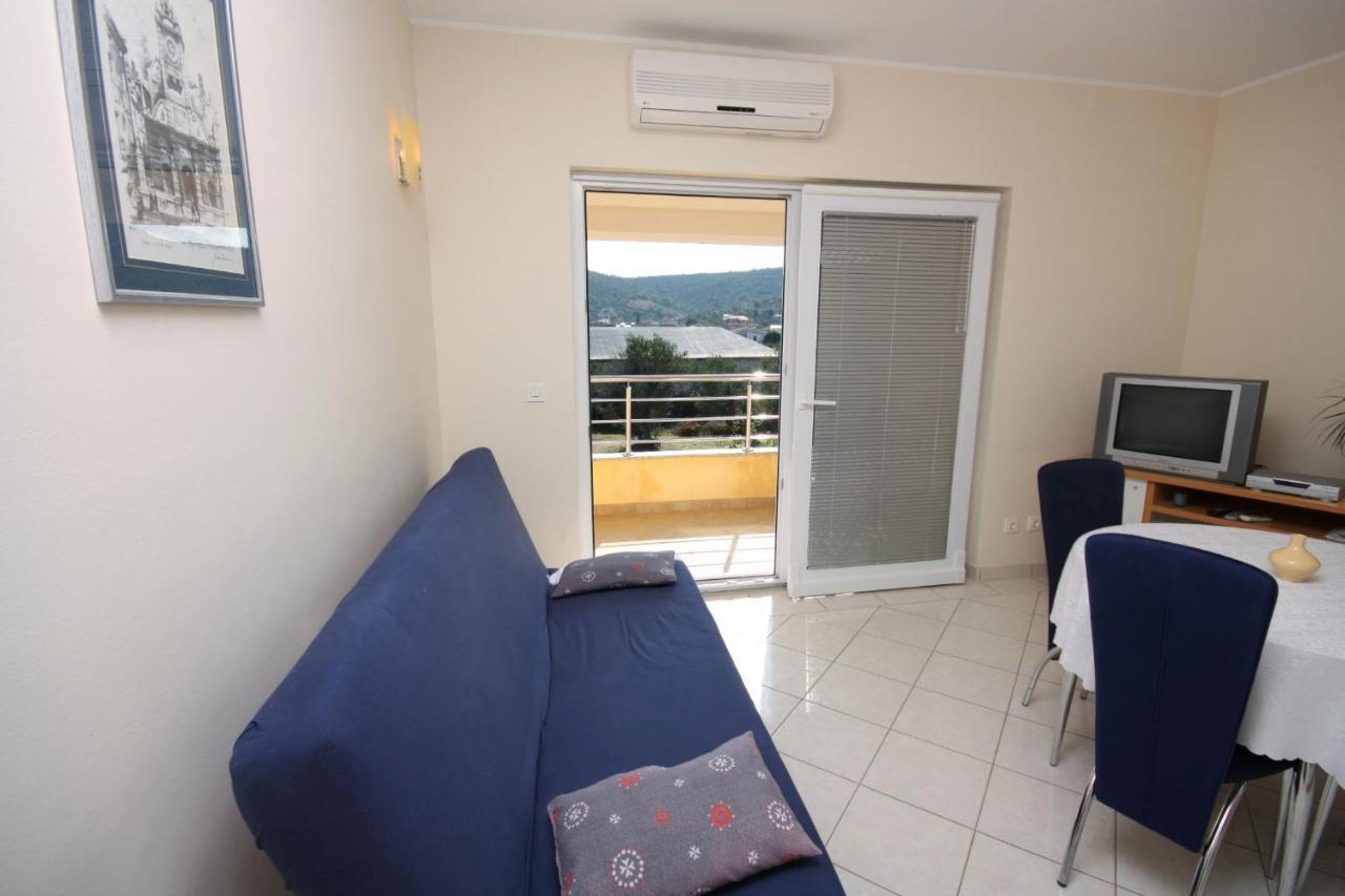 Apartments By The Sea Vinisce, Trogir - 5229 Dış mekan fotoğraf