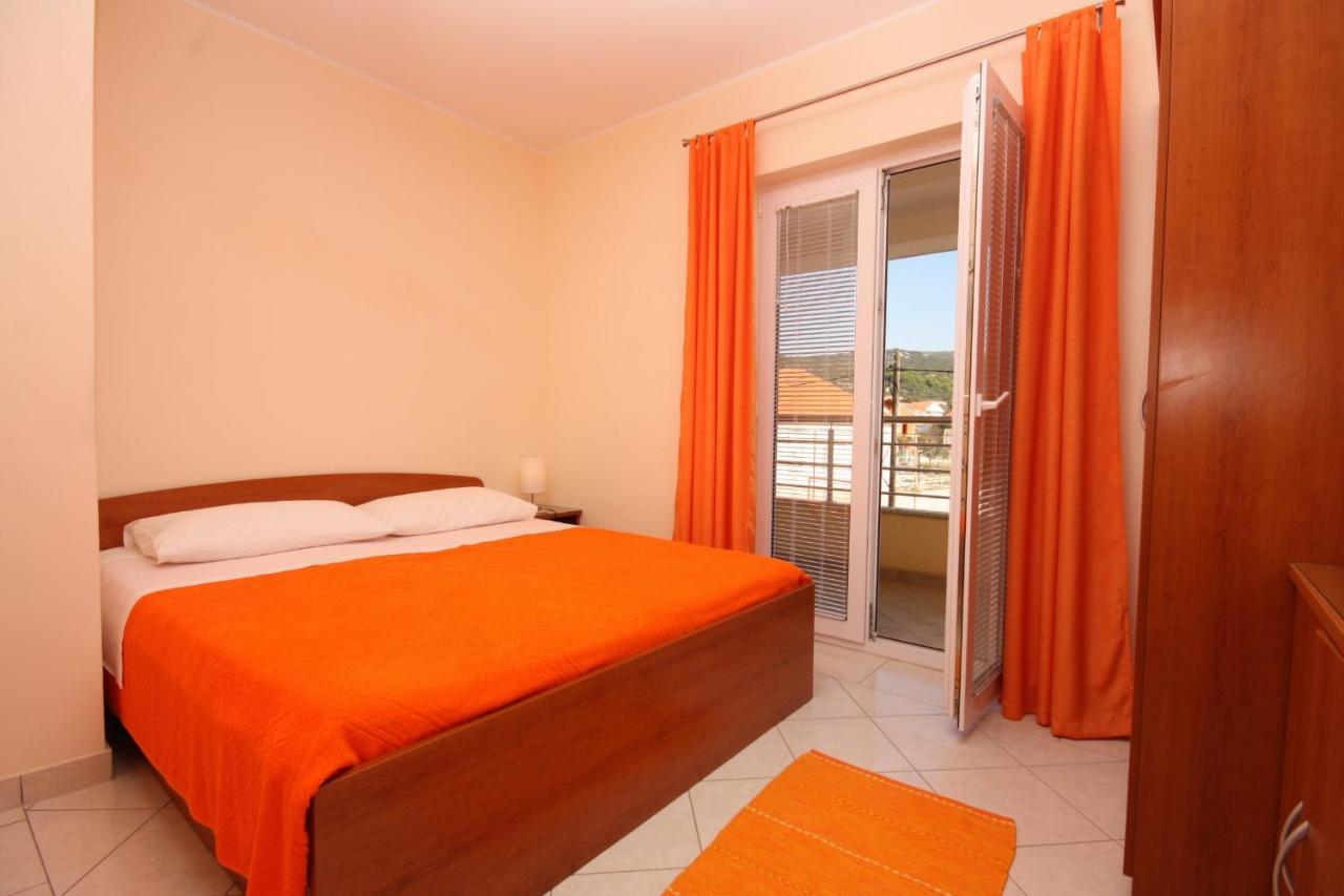 Apartments By The Sea Vinisce, Trogir - 5229 Dış mekan fotoğraf